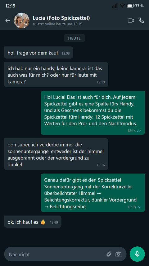 Jemand fragt vor dem Kauf, ob das auch etwas für sie ist, wenn sie nur ein Handy hat