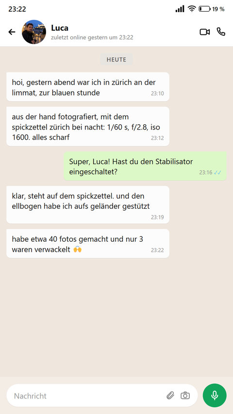 Jemand schreibt über den Spickzettel Zürich bei Nacht, an der Limmat